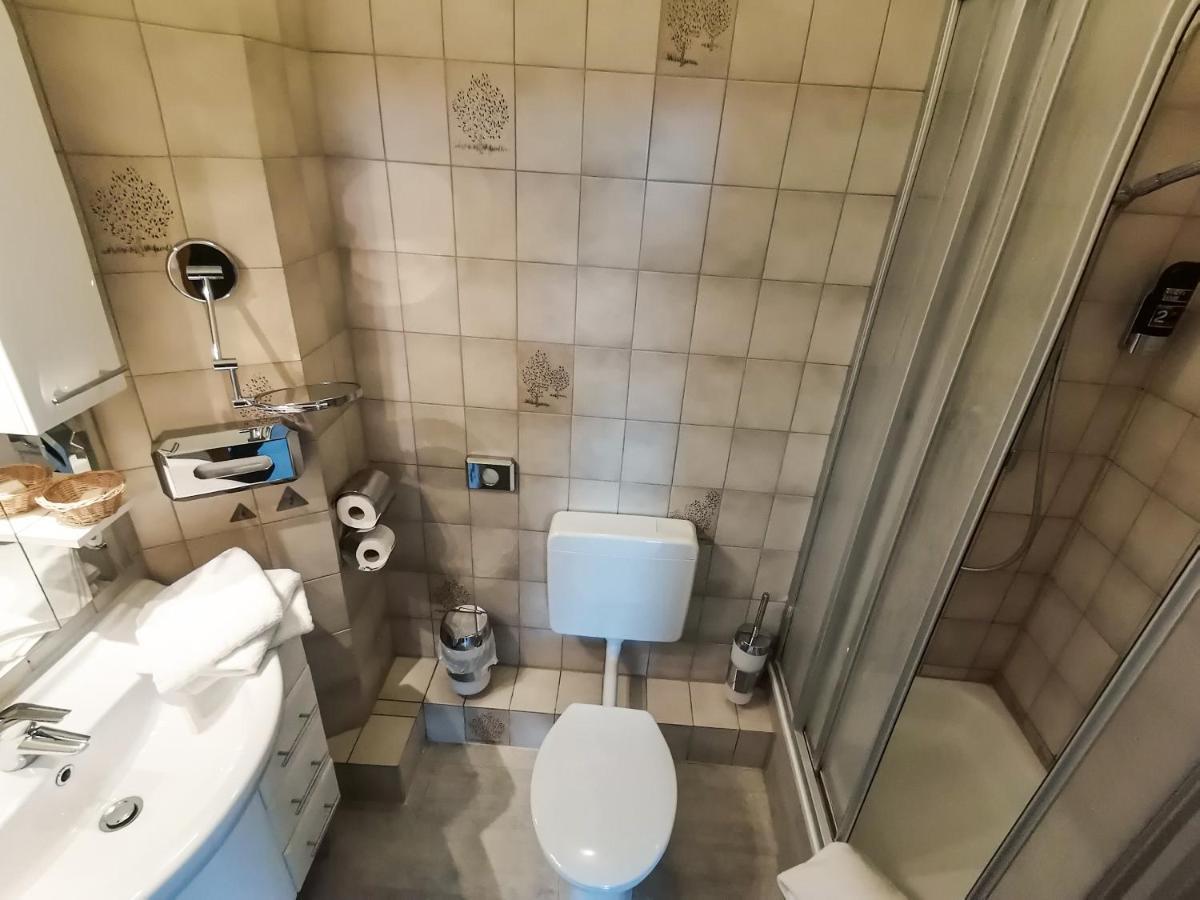 Hotel Kitzinger Hof An Der B8 كيتسينغن المظهر الخارجي الصورة